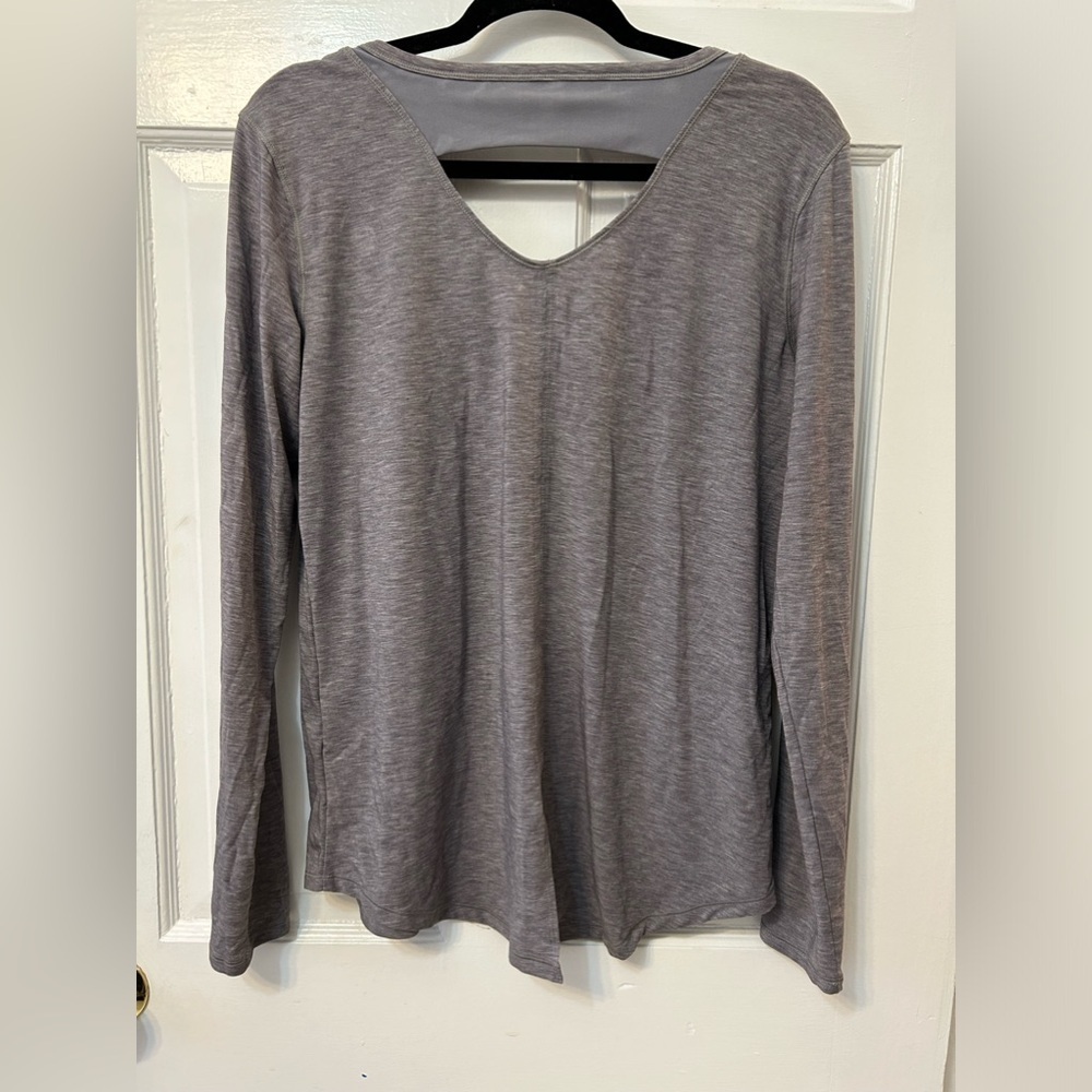 Under Armour Women’s Long-Sleeve Workout Top Split Back Mesh Detail Cut Out Sz M - Picture 3 of 11